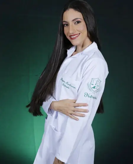 Mayara Kersbaumer sorrindo, de jaleco branco