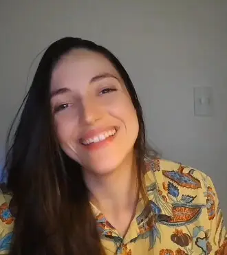 Mayara Kersbaumer sorrindo numa selfie, de camisa estampada
